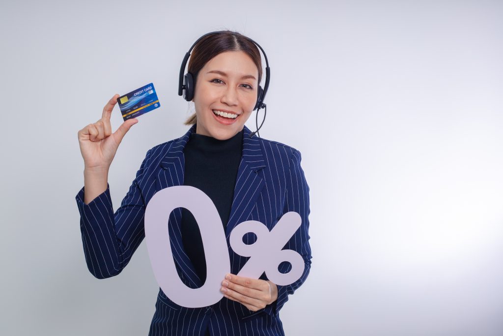 woman hold 0% APR credit card